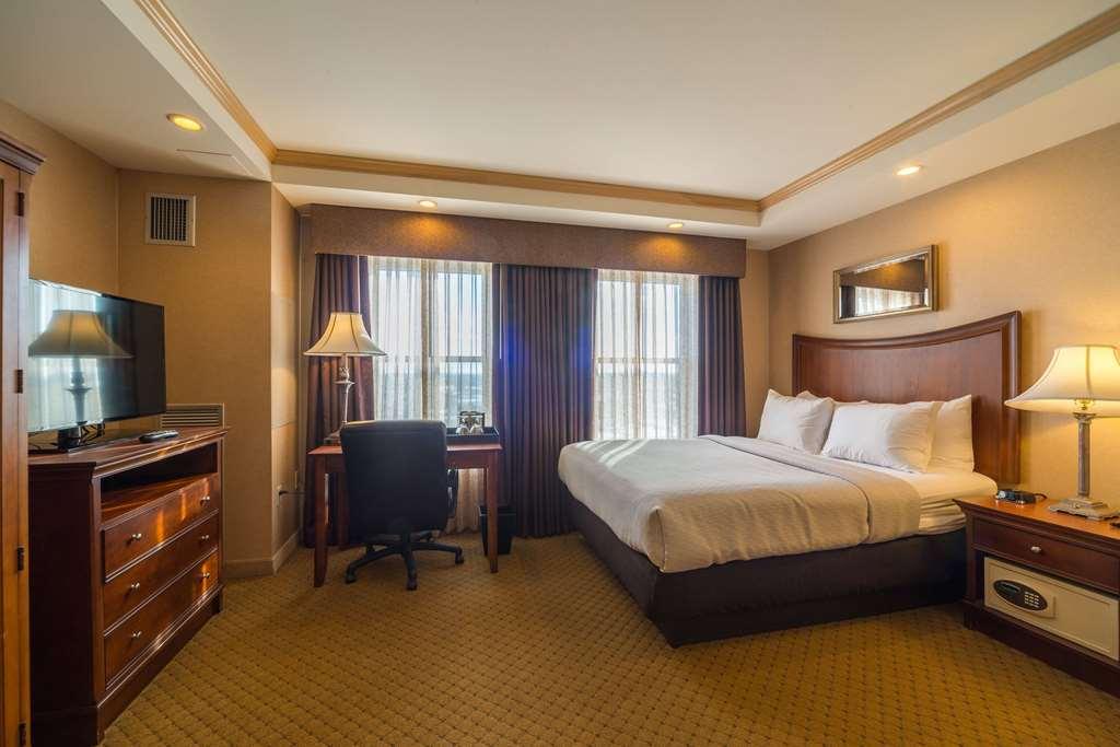 Ambassador Hotel Milwaukee Room photo