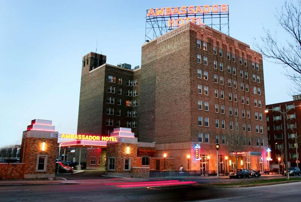 Ambassador Hotel Milwaukee Exterior photo