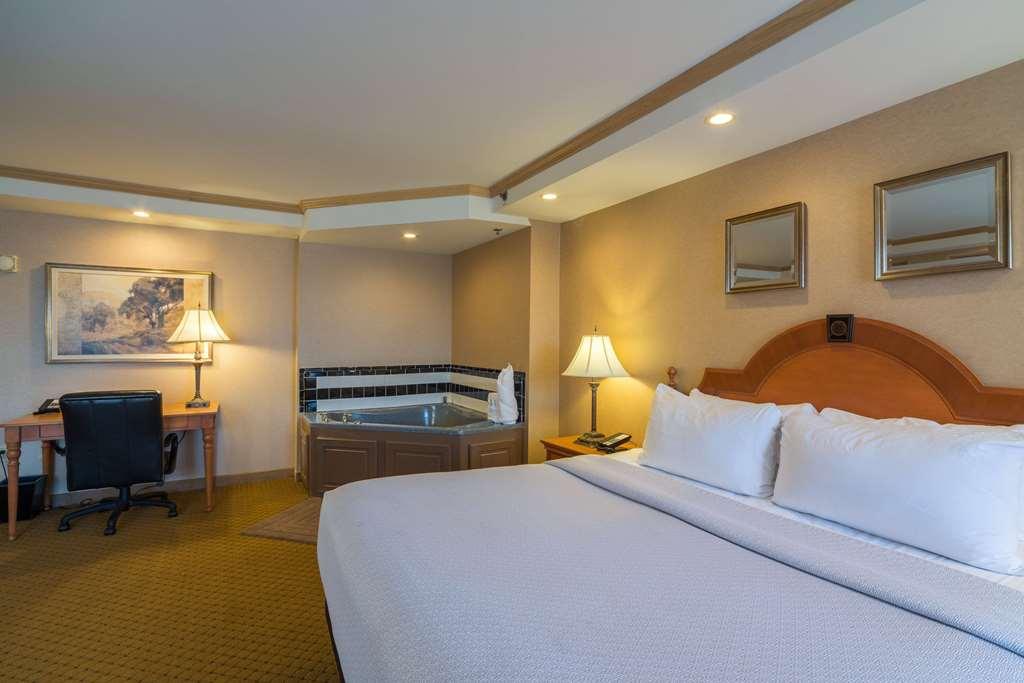 Ambassador Hotel Milwaukee Room photo